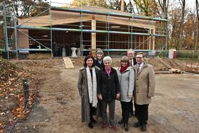 (v. l.) Gründezernentin Helga Stulgies, Kämmerin Dorothée Schneider, Marie- Agnes Strack-Zimmermann, Bürgermeisterin Klaudia Zepuntke, Ratsherr Rüdiger Gutt und Unterstützer Dr. Thomas Nießen von Linklaters LLP vor dem Neubau. Foto: David Young