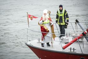 Auf dem Feuerlöschboot "Alfons Frings" der Feuerwehr Neuss kam der Nikolaus am Burgplatz an. Foto: Melanie Zanin