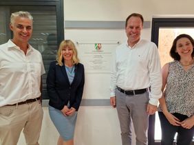 Zu Gast in Givat Haviva (v.l.n.r.): Gil Yaron, Leiter NRW Büro für Wirtschaft, Wissenschaft, Bildung, Jugend und Kultur in Israel, Kulturamtsleiterin Angélique Tracik, OB Dr. Stephan Keller und Michal Sela, Generaldirektorin Givat Haviva; Foto: Reymann