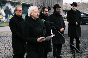 Mit einer Gedenkveranstaltung und Kranzniederlegung gedachten am Freitag, 27. Januar, zahlreiche Vertreter aus Politik und Stadtgesellschaft am Deportations-Mahnmal aller Opfer des Holocaust und der NS-Diktatur.