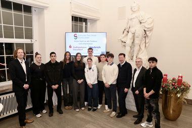 Stadtdirektor Burkhard Hintzsche (3. v.r.) ehrte die Juniorsportler und Nachwuchsleistungssporttrainer des Jahres 2025 in Anwesenheit von Dr. Stefan Dahm (Vorstandsvorsitzender der Stadtsparkasse Düsseldorf, 2.v.r.) und Tobias Scherbarth, (Geschäftsführer der Stiftung Pro Sport Düsseldorf, 1.v.l.). Foto: Lammert