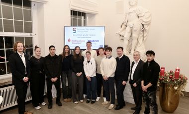 Stadtdirektor Burkhard Hintzsche (3. v.r.) ehrte die Juniorsportler und Nachwuchsleistungssporttrainer des Jahres 2025 in Anwesenheit von Dr. Stefan Dahm (Vorstandsvorsitzender der Stadtsparkasse Düsseldorf, 2.v.r.) und Tobias Scherbarth, (Geschäftsführer der Stiftung Pro Sport Düsseldorf, 1.v.l.). Foto: Lammert