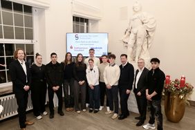 Stadtdirektor Burkhard Hintzsche (3. v.r.) ehrte die Juniorsportler und Nachwuchsleistungssporttrainer des Jahres 2025 in Anwesenheit von Dr. Stefan Dahm (Vorstandsvorsitzender der Stadtsparkasse Düsseldorf, 2.v.r.) und Tobias Scherbarth, (Geschäftsführer der Stiftung Pro Sport Düsseldorf, 1.v.l.). Foto: Lammert