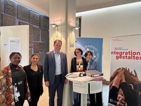 OB Dr. Stephan Keller (M.) mit Queen Drews, Julia Holzberg und Filiz Şirin-Gündüz (v.l. alle Kommunales Integrationszentrum) und Sibel Demirak (2.v.l. Werner-von-Siemens-Realschule)