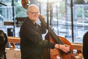 Jürgen Dieter Michel, der sonst an der Clara-Schumann-Musikschule unterrìchtet, am Kontrabass; Foto: Zanin