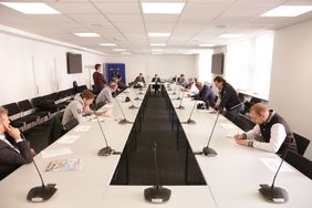 Zum ersten Mal nach längerer Pause gab es im Rathaus wieder eine Pressekonferenz, bei der Medienvertreter vor Ort präsent waren . Foto: Ingo Lammert