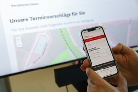 Die Landeshauptstadt Düsseldorf verbessert weiter ihren digitalen Service: Im Straßenverkehrsamt wird die veraltete Online-Terminvereinbarung auf die neue serviceorientierte Buchungs- und Aufruf-Software TEVIS umgestellt. Foto: Melanie Zanin