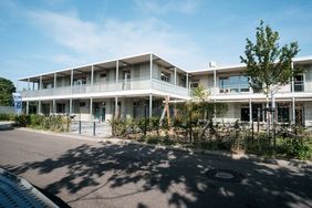 Der zweigeschossige Neubau besteht aus zwei Baukörpern für die Jugendfreizeiteinrichtung und die KiTa, die sich den gemeinsamen Eingang sowie das daran angeschlossene Foyer teilen, © Landeshauptstadt Düsseldorf/Michael Gstettenbauer
