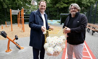 Z4-Leiter Björn Behnsch (rechts im Bild) und Oberbürgermeister Dr. Stephan Keller verteilten bei der Eröffnung der multifunktionalen Sportfläche Bälle, damit die Spiel beginnen konnten ...