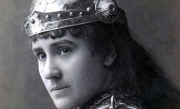Rollenportrait Louise Dumont als Johanna.