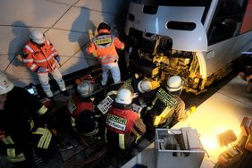 Unter der Verkleidung der Bahn stecken die Ansatzpunkte für die schweren hydraulischen Heber der Feuerwehr. Mit Holzklötzen entsteht ein Unterbau, auf den der Heber platziert wird. 