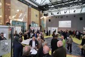 Vier beauftragte Planungsteams stellten ihre Zwischenentwürfe vor, die anschließend an den einzelnen Ständen in der Turbinenhalle diskutiert wurden; Foto: Lammert