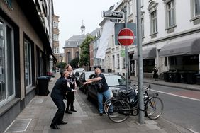 Das neue Schild wurde offiziell von (v. l.) Oberbürgermeister Thomas Geisel, Sabine Brenner-Wilczek, Direktorin des Heinrich-Heine-Instituts, und Bezirksbürgermeisterin Marina Spillner enthüllt.