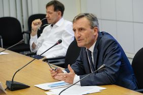 Oberbürgermeister Thomas Geisel (r.) hat zum 1. Pflegegipfel ins Düsseldorfer Rathaus geladen, mit dabei war auch Stadtdirektor und Sozialdezernent Burkhard Hintzsche. Foto: Michael Gstettenbauer
