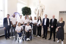 OB Dr. Stephan Keller (3.v.r.) hat die für Olympia nominierten Aktiven aus dem Team Düsseldorf nach Paris verabschiedet. Mit dabei waren auch Frankreichs Generalkonsul Dr. Etienne Sur (2.v.r.) und Stadtdirektor Burkhard Hintzsche (l.); Foto: Lammert