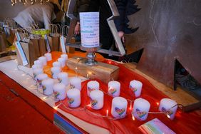 Neue Weihnachtshütte für das Düsseldorfer Ehrenamt vor dem Rathaus: Bis zum 22. Dezember präsentiert dort an jedem Tag ein anderer Verein sich und sein Engagement. Den Auftakt machte die Gruppe der Trauernden Eltern Düsseldorf, Fotos: Gstettenbauer.