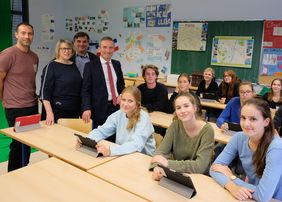 Freude beim Spanischkurs: OB Thomas Geisel (stehend r.) übergab mit Bezirksbürgermeister Karsten Kunert 180 iPads an das Marie-Curie-Gymnasium. Mit dabei Schuleiterin Kerstin Abs und Spanischlehrer Federico Rodriguez (l.); Foto: Meyer