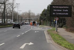 Die Arbeiten zur Ablösung der Umweltspuren laufen. Foto: Ingo Lammert