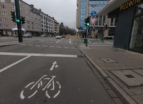 Die Radverkehrsanlagen auf der Kölner Straße, die zuvor auf Höhe der Einmündung zur Gerresheimer Straße endeten, führen nun über die Kreuzung Am Wehrhahn bis in die Pempelforter Straße. Foto: Amt für Verkehrsmanagement