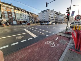 Auch in die Gerresheimer Straße gelangen Radfahrende nun sicher per indirektem Linksabbieger. Dafür wurde im Seitenraum eine rote Aufstellfläche geschaffen. Foto: Amt für Verkehrsmanagement