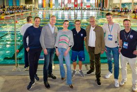 Düsseldorfs Sportdezernenten Britta Zur besuchte die Wettbewerbe am Samstag und nahm dabei auch die Siegerehrungen der Schwimmerinnen und Schwimmer im Rheinbad vor. Fotos: Schaffmeister