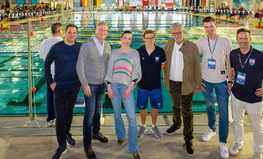 Düsseldorfs Sportdezernenten Britta Zur besuchte die Wettbewerbe am Samstag und nahm dabei auch die Siegerehrungen der Schwimmerinnen und Schwimmer im Rheinbad vor. Fotos: Schaffmeister