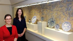 Die Kuratorinnen Dr. Christina Kallieris (l.) und Pauline Guimaraes stellten die neue Sonderausstellung im Hetjens - Deutsches Keramikmuseum vor. Foto: Wilfried Meyer