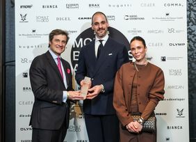 Wirtschaftsdezernent Christian Zaum (l.) mit den Preisträgern Clemens und Patricia Wirschke bei der Verleihung des Modebusiness Awards 2025. Foto: Melanie Zanin für Fashion Net Düsseldorf e. V.