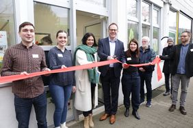Oberbürgermeister Dr. Stephan Keller und Beigeordnete Cornelia Zuschke haben am Montag, 24. Februar 2025, das Quartiersbüro in Rath/Mörsenbroich eröffnet und an das Quartiersteam übergeben. Foto: Ingo Lammert