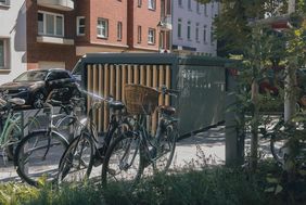 Die Nachfrage nach geschützten Fahrrad-Stellplätzen, besonders in dicht besiedelten Wohnquartieren wie hier am Horionplatz, ist groß. An neu geplanten Standorten soll nun eine Bedarfsabfrage erfolgen. Foto: Connected Mobility Düsseldorf