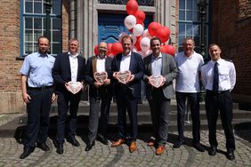 Beim Medientermin zur Rheinkirmes: OB Dr. Stephan Keller (M.) und (v.l.) Jannik Möller, Polizei, Torsten Peters, Andreas Paul Stieber, Sven Gerling, Manfred Kirschenstein, alle Schützen, sowie Alexander Vieten, Feuerwehr. Foto: David Young
