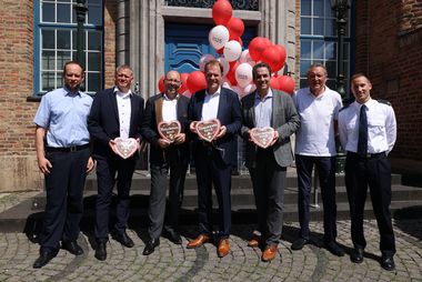 Beim Medientermin zur Rheinkirmes: OB Dr. Stephan Keller (M.) und (v.l.) Jannik Möller, Polizei, Torsten Peters, Andreas Paul Stieber, Sven Gerling, Manfred Kirschenstein, alle Schützen, sowie Alexander Vieten, Feuerwehr. Foto: David Young