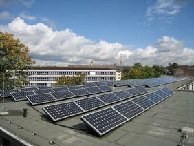 Solarstromanlage auf dem Dach einer Schule
