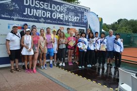 Gruppenbild aller teilnehmenden Teams vor der Sponsorenwand des Turniers Düsseldorf Junior Open