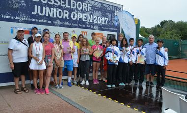 Gruppenbild aller teilnehmenden Teams vor der Sponsorenwand des Turniers Düsseldorf Junior Open