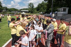 Zur Siegerehrung bildeten die Helfer für die teilnehmenden Kinder ein Spalier. Foto: Uwe Schaffmeister