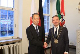 Oberbürgermeister Thomas Geisel (rechts) gegrüßt den neuen japanischen Generalkonsul Masato Iso