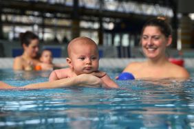 Maxime mit Mama Dorothea Jedryszka beim Babyschwimmen. Foto: David Young