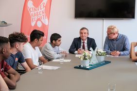 Die Schüler der Jan-Wellem-Schule haben viele Fragen an OB Geisel (2. v.r.) gestellt. Tobias Schenkel (r.), stellvertretender Geschäftsführer des Kinderschutzbundes unterstützte. Foto: Michael Gstettenbauer