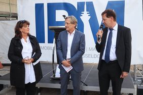 Hielten die Ansprachen beim Richtfest der Regenbogenschule (v.r.): Stadtdirektor und Schuldezernent Burkhard Hintzsche, Dr.-Ing. Heinrich Labbert, IPM, und Schulleiterin Anke Schäfer