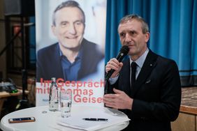 OB Thomas Geisel diskutierte mit den interessierten Gästen im Saal der Evangelischen Markus Kirchengemeinde in Vennhausen.