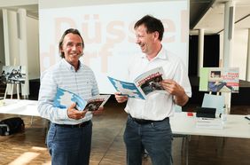 Stadtdirektor Burkhard Hintzsche und Prof. Dr. Thomas Druyen (l.) stellten im Rahmen der PK auch "Düsseldorf macht Schule - Das Magazin" vor. Foto: Melanie Zanin