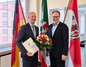 Foto von Oberbürgermeister Dr. Stephan Keller (r.) und Marcus Beyer, Düsseldorfs neuer Beigeordneter für Mobilität und Infrastruktur bei der Urkundenübergabe.