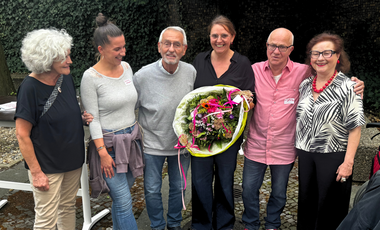 Dem Team des Selbsthilfe-Service-Büros wurde von zwei Vertretern der Selbsthilfegruppen für Ihre Arbeit gedankt. © Gesundheitsamt Düsseldorf