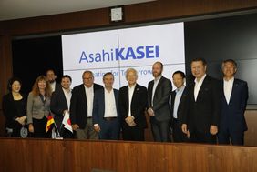 Die Delegation rund um Oberbürgermeister Thomas Geisel mit Vertretern des Unternehmens Asahi Kasei. Fotos: Hans Sautter