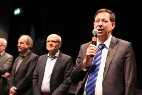 Burkhard Hintzsche erklärte den Schülerinnen und Schülern, welche Aufgaben er als Stadtdirektor wahrnimmt. Foto: Ingo Lammert