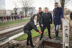 Setzten die Flutung des neuen Stückes der offengelegten Düssel in Gang: Beigeordnete Cornelia Zuschke, Ingo Pähler, Leiter Amt für Verkehrsmanagement, Andreas Weise, Projektleiter Kö-Bogen und Thomas Fenner, Landschaftsarchitekt (v.l.). Foto: Melanie