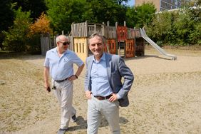 Oberbürgermeister Thomas Geisel informierte sich auch über den Planungsstand des Ameisenspielplatzes, der runderneuert wird; Foto: Gstettenbauer