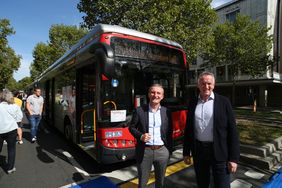 Oberbürgermeister Thomas Geisel (li.) und der Vorstandsvorsitzende und Arbeitsdirektor der Rheinbahn Klaus Klar besuchen am autofreien Sonntag in der Düsseldorfer Innenstadt die Info-Meile zur Mobilitätswende. Foto: Ingo Lammert