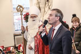 OB Geisel empfing den Nikolaus und die Kinder der sechs Kitas im Rathaus. Foto: Melanie Zanin